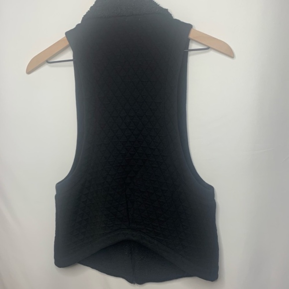 BELLA LUXX- Quilted Black Zip Up Vest - Picture 6 of 7